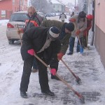 Úklid chodníku od sněhu Komenského ul.