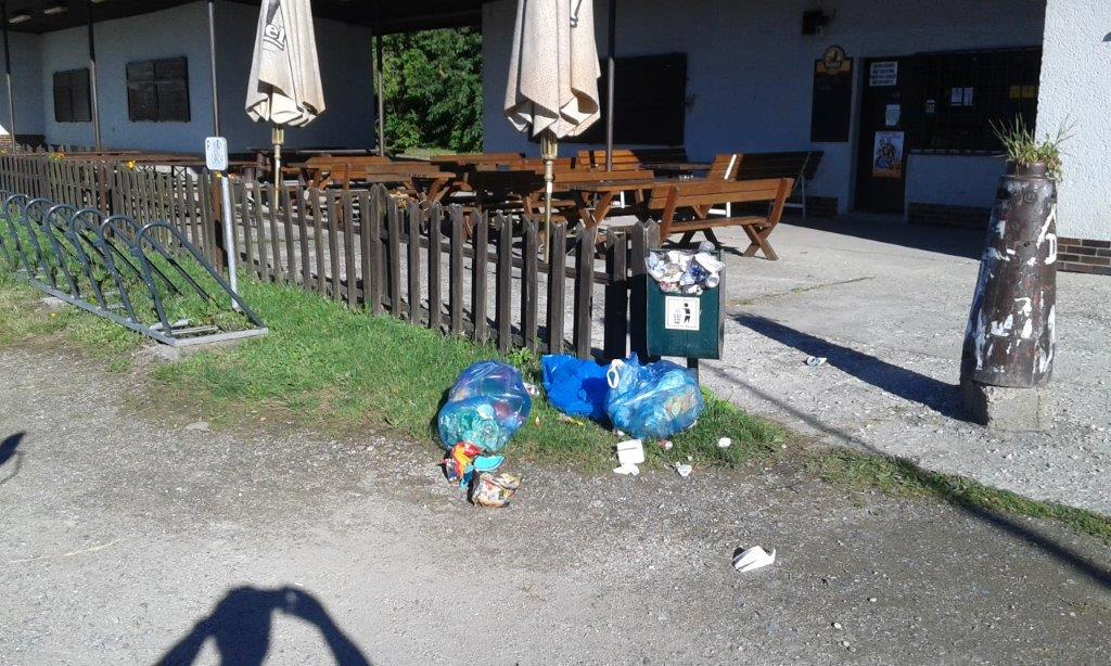Před restaurací na Skalkách 1